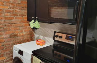 Modern style and comfort near UC - Photo 4