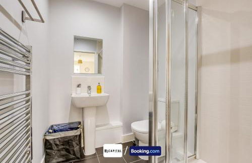 Last-Minute Secure l Sleeps Up to 8 l 2 Bedroom Apt By Capital Retreats Short Lets & Serviced Accommodation London With Balcony, Free WiFi - Foto 28