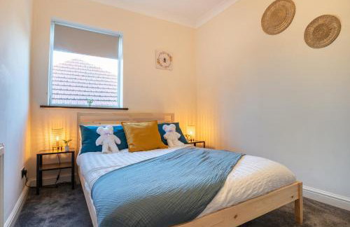 Stylish 3 Bed House-Free Parking - by Holiday Homes - Photo 13