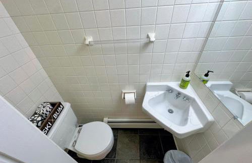 R8 Luxury Bretton Woods Ski-In Ski-out townhome next to beginner ski area w fast wifi and keyless entry - Foto 90