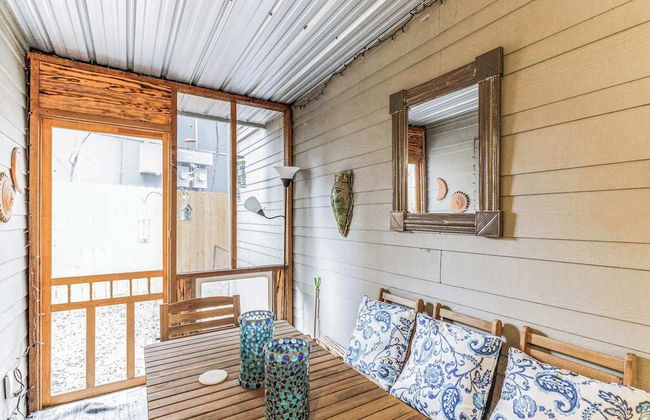 Cozy Retreat in Central East Austin - Photo 24