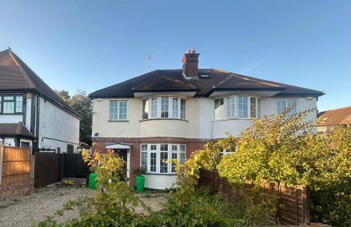 Eastcote London Retreat 3 min walk to Tube 30 min to central London , Free parking 3 cars, Private 1st Floor 2 Bedroom Suite 2 smart TVs with Fully Equipped Kitchen and Bathroom - Foto 1