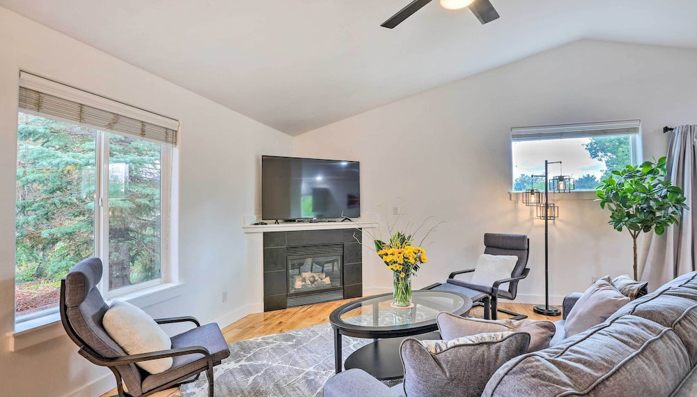 Pet-friendly Bend Home w/ Hot Tub & Patio - Foto 1, Imagen principal