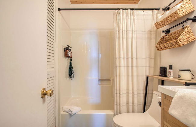 A-frame Retreat Chic and Modern Forest Views, Hammock, Outdoor Dining, Decks - Foto 24