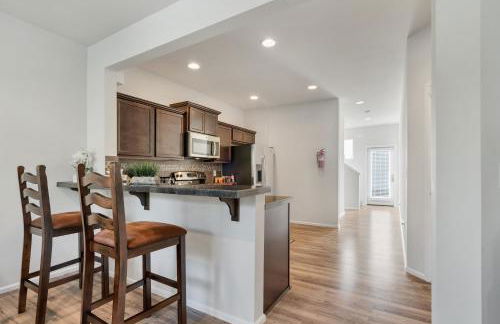 Terra House Tacoma - EV Power Station, Crib, Stroller, High Chair - Foto 8