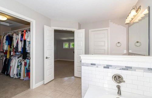 Lakefront view 5 bedroom home with basement - Foto 21