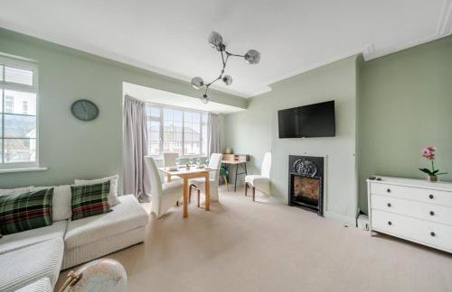 Surrey's Charming Modern Maisonette with Parking - Pass the Keys - Foto 7