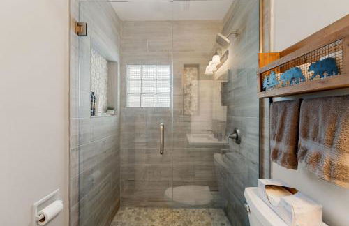 Cozy 3BR Cabin With Hot Tub on Nippersink Creek - Photo 47