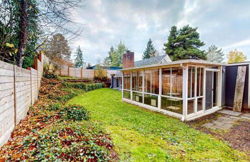 Mid-Century Marvel - Photo 24