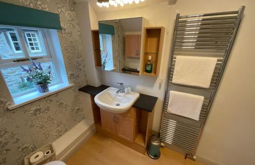 Carr’s cottage Eyam Peak District, - Photo 19