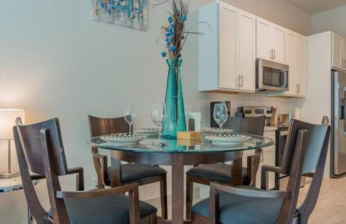 Beautiful RiverWalk Apt with Full Amenities, King Bed & Free Parking - Foto 44