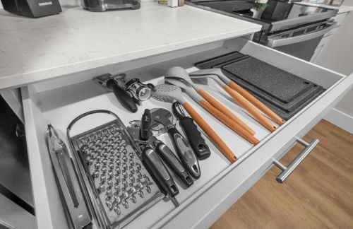 Luxe King Suite, Cozy Sectional, Gym, Pool, U of A - Photo 46