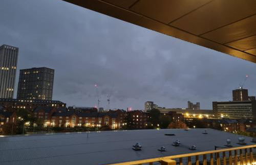 Luxury 2 Bed Apartment, with a balcony city & canal view in Manchester City Centre! - Foto 19