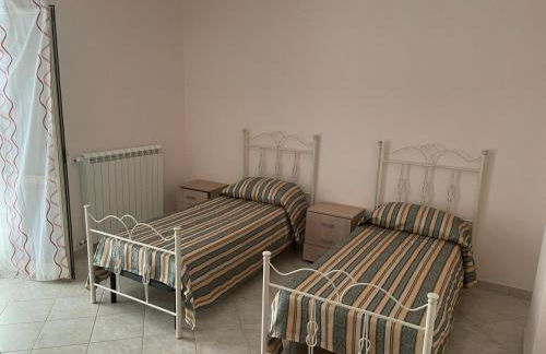 Confortevole e Luminoso Appartamento 100mq a Falerna con Vista sul Paese e sul Promontorio con Free WiFi Free Parking e Smart TV - Foto 5