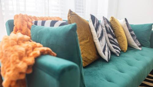 Two Story Penthouse, 2 Bedrooms with 2 and a half bathrooms, 2 Balconies, Skyline View, Pool - Foto 2