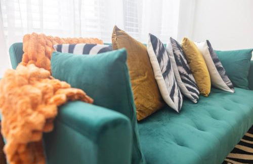 Two Story Penthouse, 2 Bedrooms with 2 and a half bathrooms, 2 Balconies, Skyline View, Pool - Foto 2