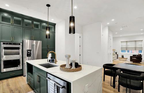 Luxury Townhouse with Fireplace Rooftop Deck Close to Downtown-Family Friendly - Foto 13