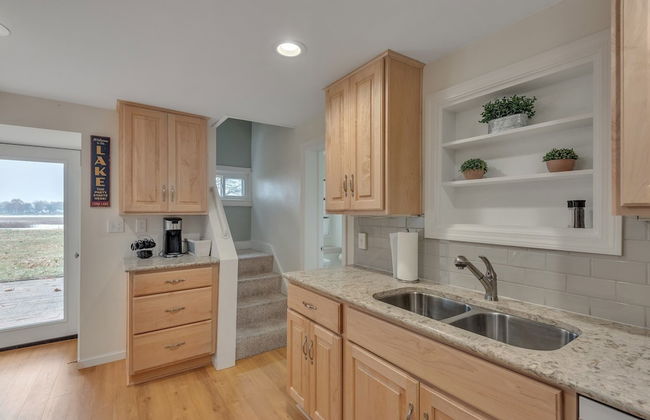 Amazing Lakefront Retreat On Long Lake! 2 Bedroom Home by RedAwning - Foto 14