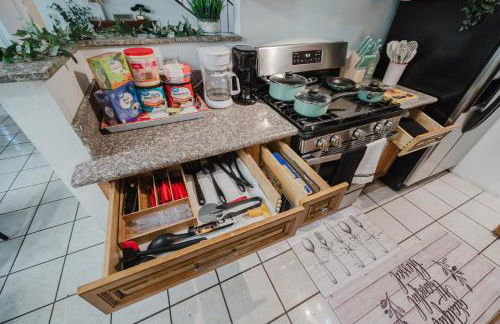 Entire Private Home with 4 Bedrooms 2 Bathrooms, Garage & Gated Yard, Near San Diego Gaslamp, Beach, Available Now - Foto 17