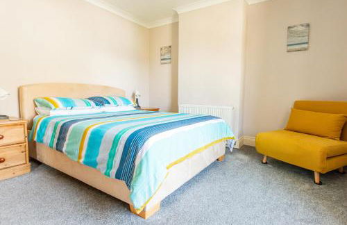 Dog Friendly Cosy Coastal Cottage with Sea Views - Photo 16