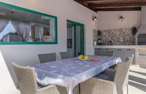 Gorgeous Home In Kresini With Wifi - Photo 12