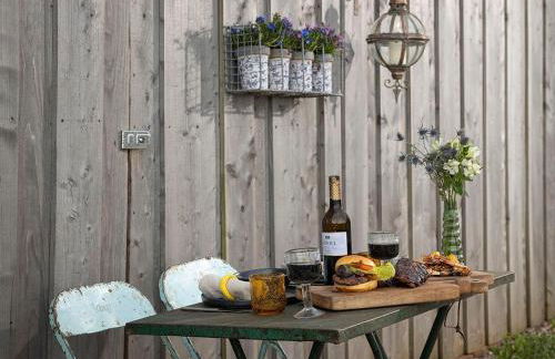 Luxury Shepherd hut with hot tub - Photo 23