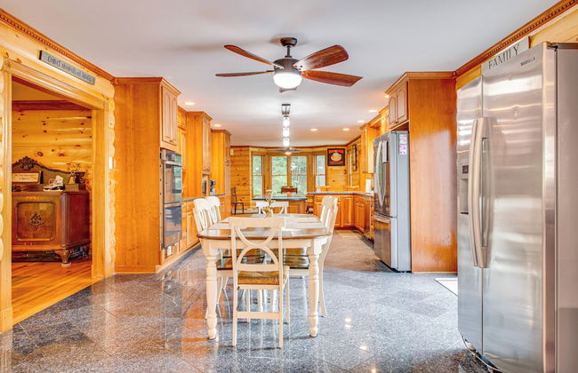 Spacious Belmont Home w/ Seasonal Pool & Grill - Foto 20