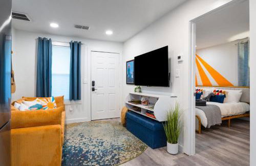 East Austin Bungalow w BBQ Firepit Fun Yard - Foto 11