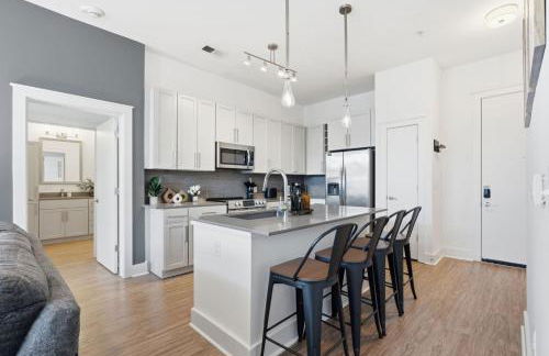 Skyline Retreat - Free Parking, Pool, Balcony - Foto 50