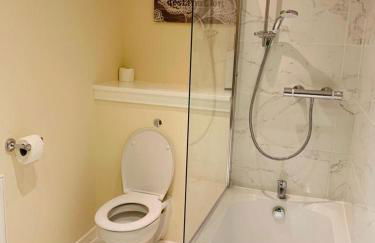 Modern 2 Bed Apartment, Close to Gla Airport & M8 - Foto 21