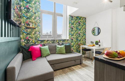 #115 ModernCity Escape Central Apartment- 10 mins to Royal Albert Dock Liverpool- Sleeps 4 - "Perfect for contractors and Families " - Foto 1