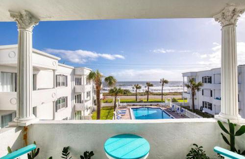 Oceanfront Elysium with a pool - Photo 1