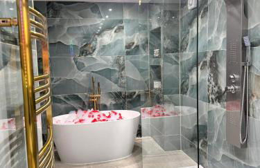 Shrew Lodge-woodland Lodges-Hot Tub-Pembrokeshire-Tenby - Foto 9