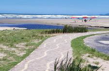 CASA DE PRAIA COM DUAS PISCINAS E GARAGEM - Foto 12