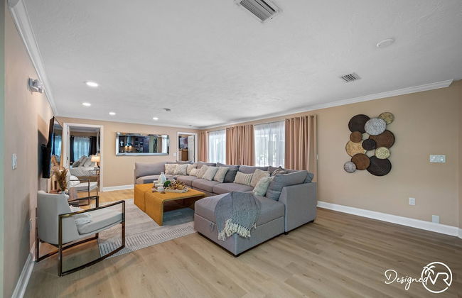 8BR Villa with Heated Pool Near Beach - Foto 39