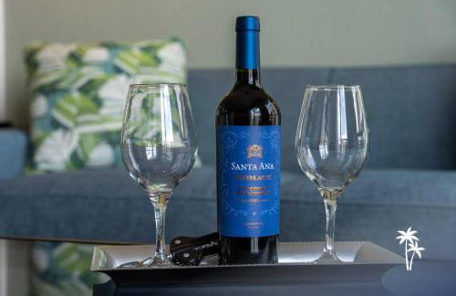 Lake View Top Floor 2 Bed 2 Bath Condo with Balcony - Foto 17