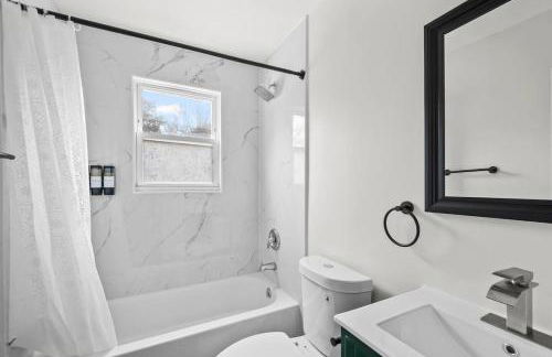 Two Dulles homes 1 price sleeps 16 w-EV parking - Foto 72