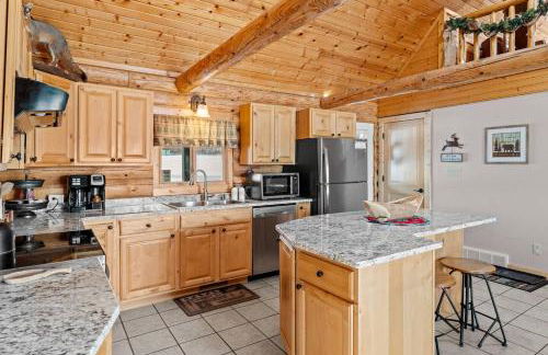 Spacious 4BR Cabin • Sleeps 12 • Games •Near Dells - Foto 9