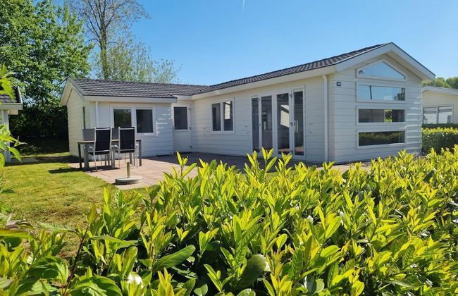 Chalet Near the Golf Course on a Holiday Park - Foto 1