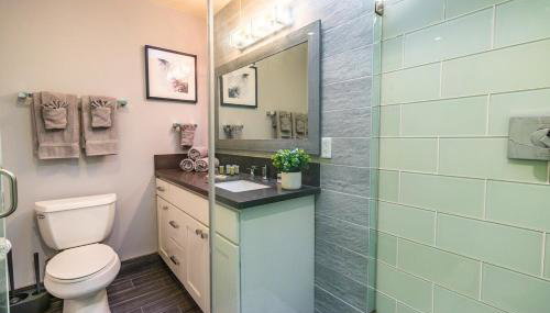 Gaslamp 2BR Upscale Queen Beds with Smart TV - Foto 5