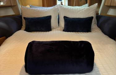 ENTIRE LUXURY yacht 70sqm Oyster Fund - Quiet and relaxing - 2 double bedrooms both en-suite - HEATING - sleeps up to 4 people - moored on our Private Island - nearby LEGOLAND THORPE PARK ASCOT RACES WENTWORTH LONDON Lapland UK -NO Parties - - Foto 10