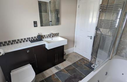 Cheltenham large house with gym, bar & hot tub - Photo 16