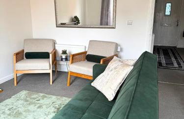 Spacious 3-Bed House - Contractors & Families - Free Parking - Fast Wifi - Foto 1