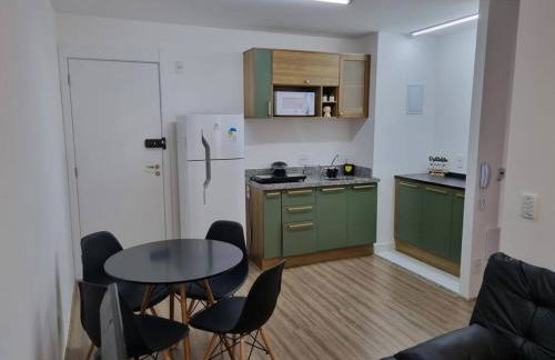 Ap10 Prático, confortável com wifi, piscina, rooftoop e academia em frente ao Metrô - Photo 3