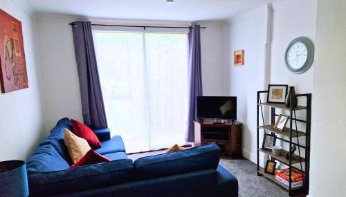 Modern 4BR House, Sleeps 7, High-Speed Wi-Fi, Extended Stays - Foto 4