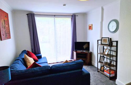 Stylish 4BR House, Sleeps 7, High-Speed Wi-Fi, Long Stay Friendly - Foto 2