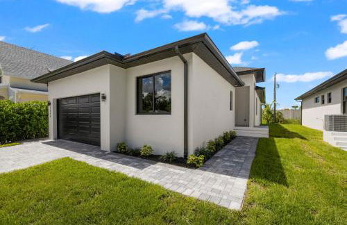 Colorful retreat near beach and pickleball courts - Foto 38