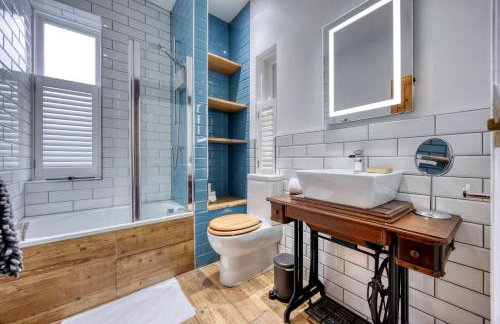 Cosy Lodge Getaway with Private Beach & Fireplace - Foto 7