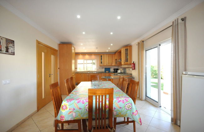 6 Bedrooms, Walking Distance to Amenities, Private Pool, Free AC and Wifi - Foto 20