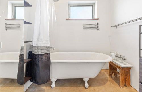 Modern Living w hot tub in Alberta Arts District - Foto 13